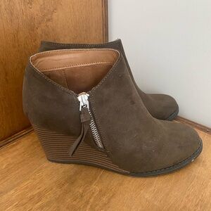 SO womens olive green Wedge Ankle Boots size 7.5